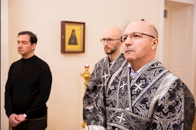 Митрополит Игнатий совершил ночную Литургию Преждеосвященных Даров в крестовом храме священномученика Гермогена, епископа Тобольского (Саратовского и Царицынского)