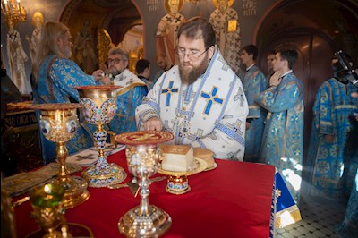 Митрополит Игнатий совершил Божественную литургию в Свято-Троицком кафедральном соборе Саратова