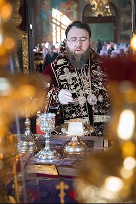 Митрополит Игнатий совершил Божественную литургию в Крестовоздвиженском храме г. Хвалынска
