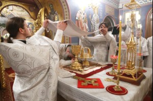 Митрополит Лонгин совершил Рождественское ночное богослужение