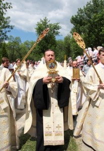 Божественная литургия в саратовском храме святителя Луки Исповедника, архиепископа Симферопольского