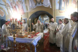 Митрополит Лонгин совершил Крещальную Литургию