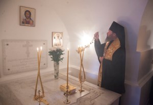 Архиепископ Элистинский и Калмыцкий Юстиниан совершил Божественную литургию и панихиду в Духосошественском храме г. Саратова