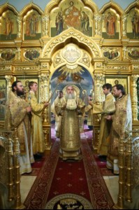 Митрополит Лонгин и Епископ Пахомий совершили Божественную литургию в Троицком соборе и молебен перед главной святыней Саратовской земли — образом Спаса Нерукотворного