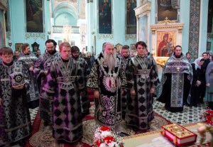 Вечерня с выносом Плащаницы Спасителя в храме в честь Сошествия Святого Духа города Саратова
