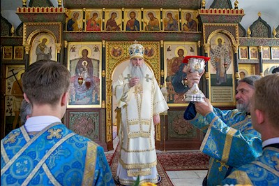 Божественная литургия на Архиерейском подворье — в храме в честь иконы Божией Матери «Утоли моя печали» г. Саратова