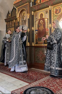 Литургия Преждеосвященных Даров на Архиерейском подворье – в храме в честь иконы Божией Матери «Утоли моя печали» г. Саратова