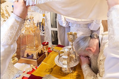 Божественная литургия в храме во имя святого праведного Лазаря Четверодневного на Новоелшанском кладбище г. Саратова