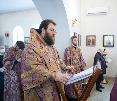 Митрополит Игнатий совершил Божественную литургию в храме святителя Иоанна Златоуста в п. Зональный г. Саратова
