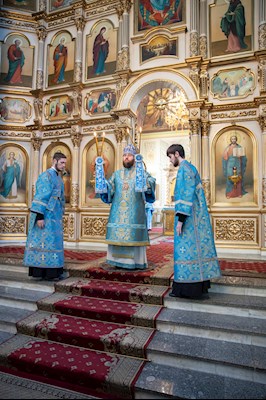 Митрополит Саратовский и Вольский Игнатий совершил вечерню в соединении с Литургией Иоанна Златоуста в Покровском соборе г. Саратова