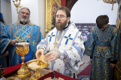 Митрополит Игнатий совершил Божественную литургию во Введенском храме Саратова