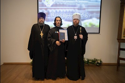 Митрополит Игнатий вручил дипломы выпускникам СПДС