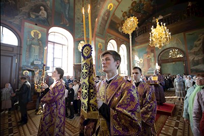 Митрополит Игнатий совершил Божественную литургию в Крестовоздвиженском храме г. Хвалынска