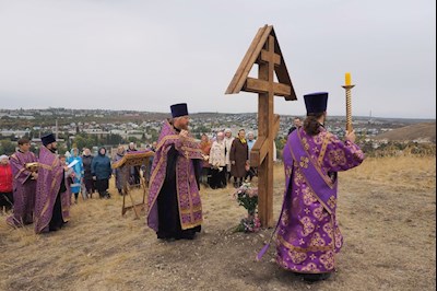 В Вольске освящен поклонный крест