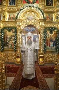 Митрополит Лонгин совершил Рождественское ночное богослужение