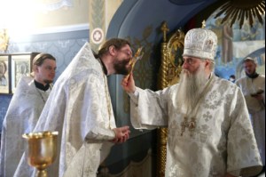 Митрополит Лонгин совершил Крещальную Литургию