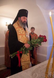 Архиепископ Элистинский и Калмыцкий Юстиниан совершил Божественную литургию и панихиду в Духосошественском храме г. Саратова