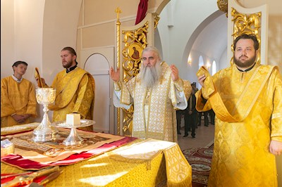 Божественная литургия в храме святых Царственных страстотерпцев п. Дубки Саратовского района