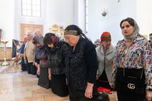 Литургия Преждеосвященных Даров, малое повечерие и утреня Великого Четвертка на Архиерейском подворье — в храме во имя святых равноапостольных Мефодия и Кирилла при СГУ