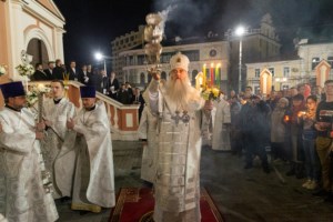 Митрополит Лонгин совершил пасхальное богослужение