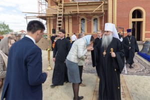 Митрополит Лонгин освятил колокола Свято-Никольского храма села Октябрьский Городок