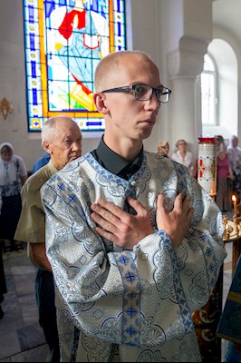 Божественная литургия на Архиерейском подворье — в храме в честь иконы Божией Матери «Утоли моя печали» г. Саратова
