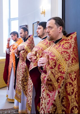 Митрополит Игнатий совершил Божественную литургию в Петропавловском храме Саратова
