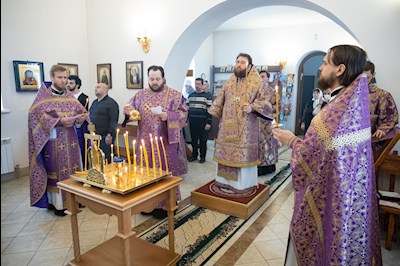 Митрополит Игнатий совершил Божественную литургию в храме святителя Иоанна Златоуста в п. Зональный г. Саратова