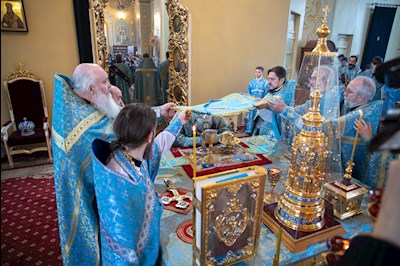 Митрополит Саратовский и Вольский Игнатий совершил вечерню в соединении с Литургией Иоанна Златоуста в Покровском соборе г. Саратова