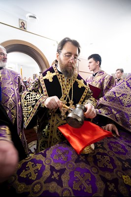 Митрополит Игнатий совершил Великое освящение Крестовоздвиженского подворья Свято-Алексиевского женского монастыря г. Саратова и Божественную литургию в новоосвященном храме