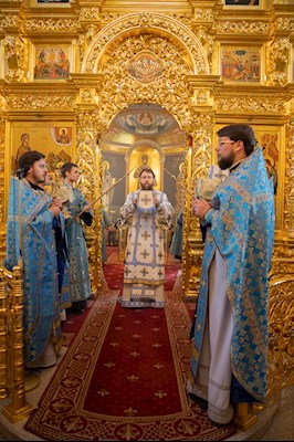 Митрополит Игнатий совершил Божественную литургию в Свято-Троицком кафедральном соборе Саратова