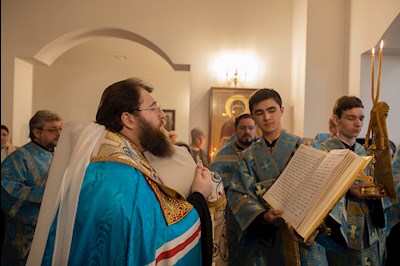 Митрополит Игнатий совершил всенощное бдение в храме святителя Тихона, епископа Воронежского, Задонского чудотворца, г. Саратова