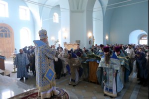 Божественная литургия в храме в честь Покрова Пресвятой Богородицы города Петровска