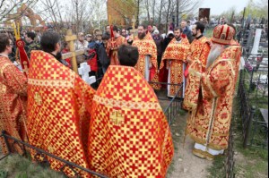 Божественная литургия и панихида в Свято-Никольском храме на Елшанском кладбище Саратова