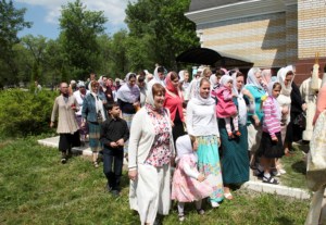 Божественная литургия в саратовском храме святителя Луки Исповедника, архиепископа Симферопольского