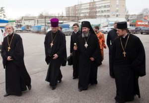 Архиепископ Элистинский и Калмыцкий Юстиниан совершил Божественную литургию и панихиду в Духосошественском храме г. Саратова