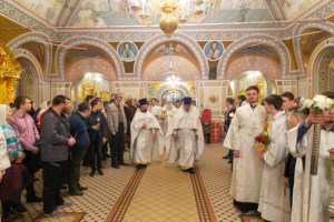 Митрополит Лонгин совершил пасхальное богослужение