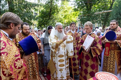 Божественная литургия в храме во имя великомученика и целителя Пантелеимона г. Саратова