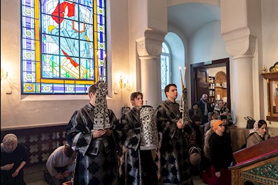 Литургия Преждеосвященных Даров на Архиерейском подворье – в храме в честь иконы Божией Матери «Утоли моя печали» г. Саратова