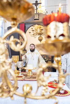 Митрополит Игнатий совершил Божественную литургию в Петропавловском храме г. Саратова
