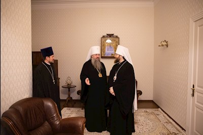 Совершена панихида по саратовским святителям