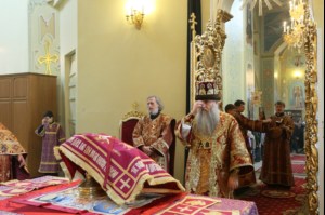 В Великий Четверг Митрополит Лонгин совершил Литургию Василия Великого и Чин умовения ног