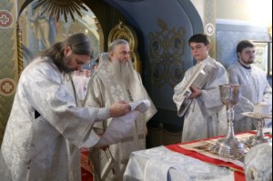 Митрополит Лонгин совершил Царские часы, Изобразительны, Великую вечерню и Крещальную литургию в Свято-Троицком кафедральном соборе Саратова