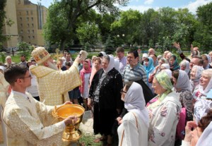 Божественная литургия в саратовском храме святителя Луки Исповедника, архиепископа Симферопольского