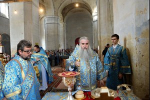 Божественная литургия в храме в честь Покрова Пресвятой Богородицы села Сокур Татищевского района