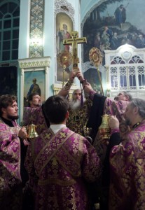 Всенощное бдение c Чином Воздвижения Креста в храме в честь Сошествия Святого Духа города Саратова