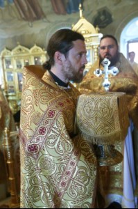 Митрополит Лонгин и Епископ Пахомий совершили Божественную литургию в Троицком соборе и молебен перед главной святыней Саратовской земли — образом Спаса Нерукотворного