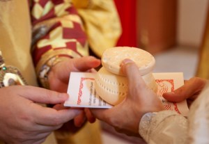 Божественная литургия на Архиерейском подворье — храме в честь иконы Божией Матери «Утоли моя печали» г.Саратова