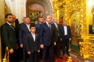 Митрополит Лонгин совершил пасхальное богослужение