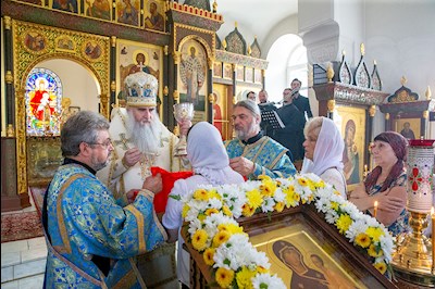 Божественная литургия на Архиерейском подворье — в храме в честь иконы Божией Матери «Утоли моя печали» г. Саратова